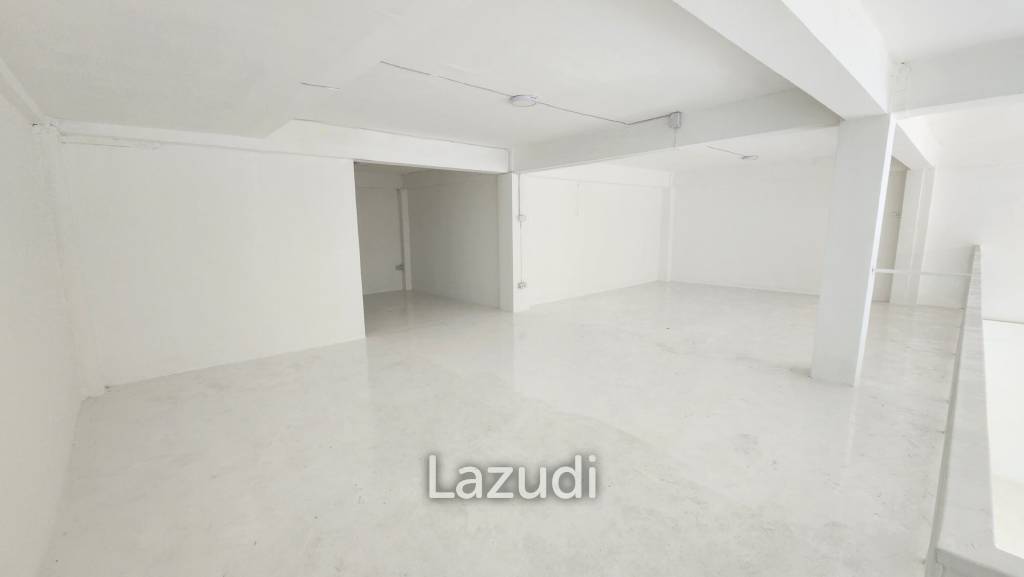 142 SQM on Main Road Sukhumvit 42 High Visibility, High Potential - Perfect retail location for Spa, Clinic, Restaurant, etc.