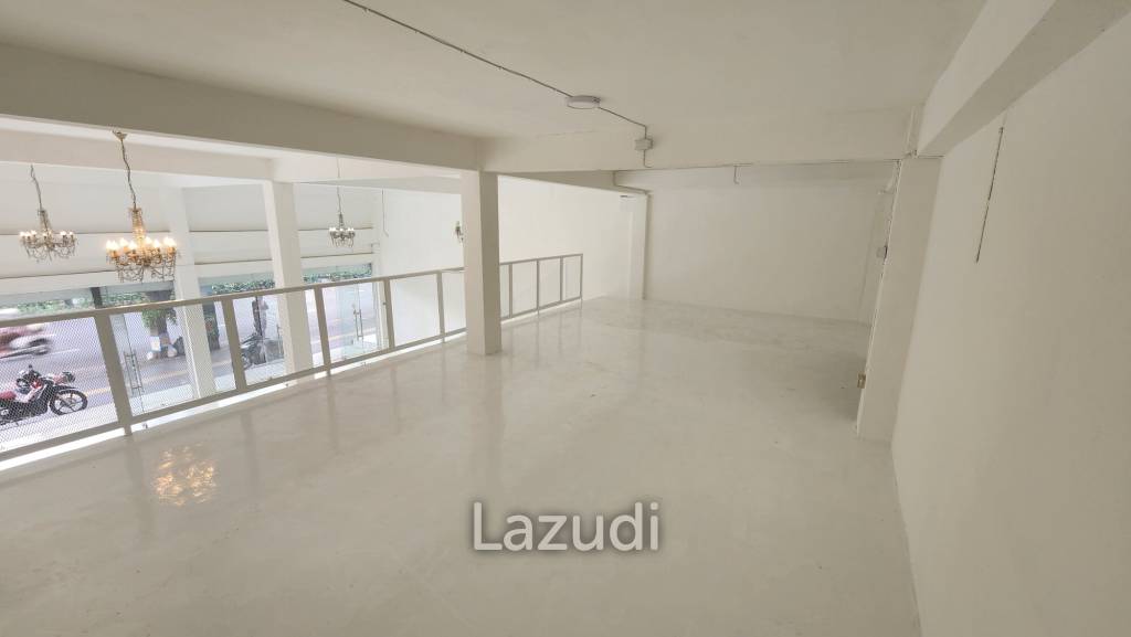 142 SQM on Main Road Sukhumvit 42 High Visibility, High Potential - Perfect retail location for Spa, Clinic, Restaurant, etc.