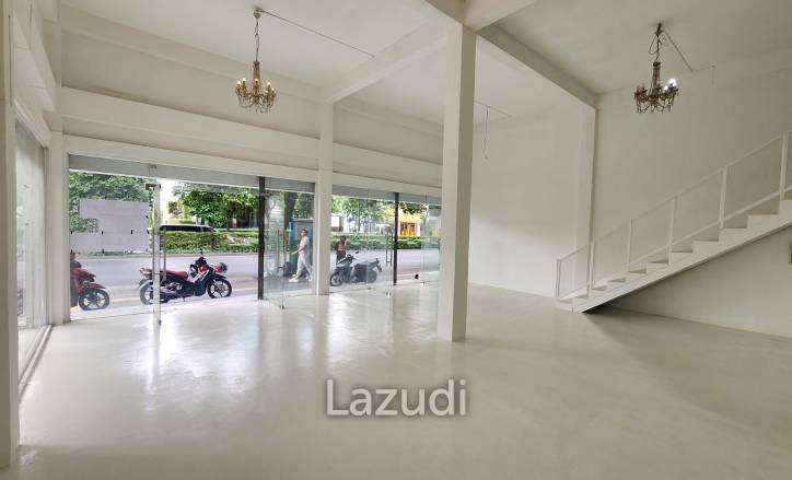 142 SQM on Main Road Sukhumvit 42 High Visibility, High Potential - Perfect retail location for Spa, Clinic, Restaurant, etc.