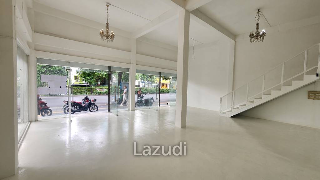 142 SQM on Main Road Sukhumvit 42 High Visibility, High Potential - Perfect retail location for Spa, Clinic, Restaurant, etc.