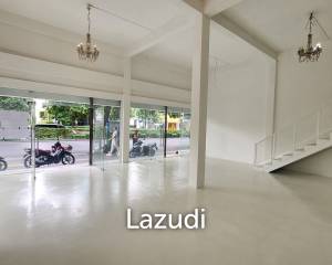 142 SQM on Main Road Sukhumvit 42 High Visibility, High Potential - Perfect retail location for Spa, Clinic, Restaurant, etc.