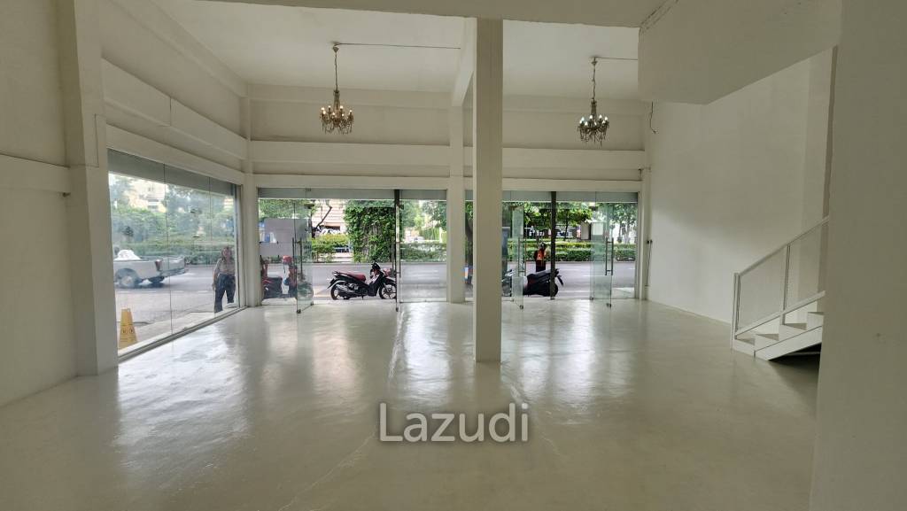 142 SQM on Main Road Sukhumvit 42 High Visibility, High Potential - Perfect retail location for Spa, Clinic, Restaurant, etc.