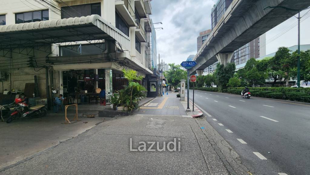 142 SQM on Main Road Sukhumvit 42 High Visibility, High Potential - Perfect retail location for Spa, Clinic, Restaurant, etc.