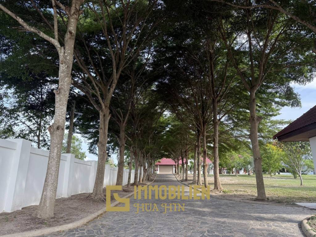ขายวิลล่า 3ห้องนอนบ้านเนื้อที่ 3 ไร่ พร้อมสระว่ายน้ำและสวนขนาดใหญ่ในหินเหล็กไฟ