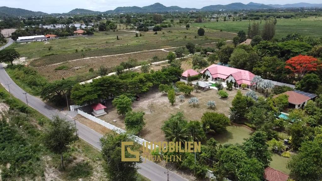ขายวิลล่า 3ห้องนอนบ้านเนื้อที่ 3 ไร่ พร้อมสระว่ายน้ำและสวนขนาดใหญ่ในหินเหล็กไฟ
