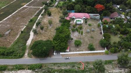 JUST RENOVATED 3-Bedroom Luxury Villa on a LARGE 3 Rai Plot in Hin Lek Fai
