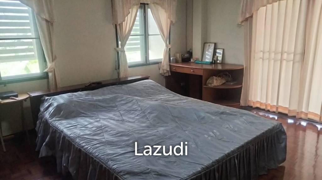 4 Beds 2-Storey House For Sale Close To Main Road.