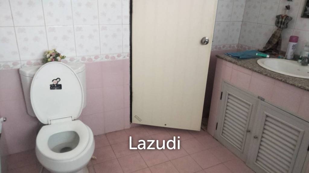 4 Beds 2-Storey House For Sale Close To Main Road.