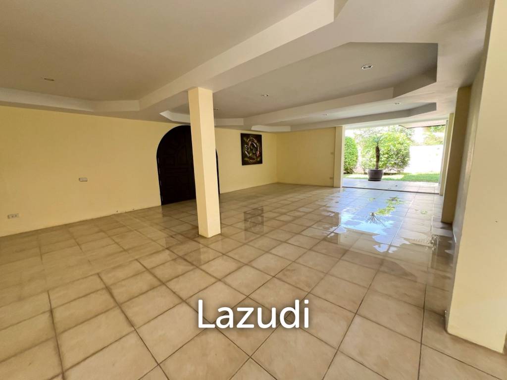 4-Bedroom Villa with Garden - Near Fisherman's Village