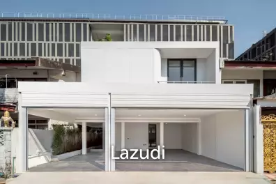 3 bedroom 4 bathroom 205 SQ.M Townhouse in Pradipat
