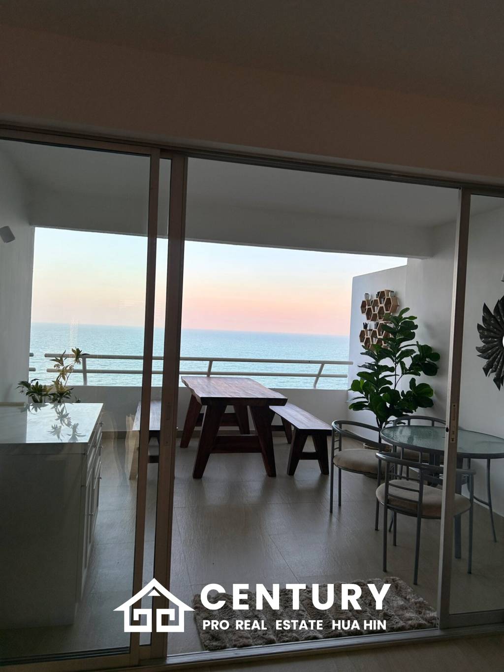 MILFORD PARADISE  HUA HIN : 2 bed beachfront condo with sea views