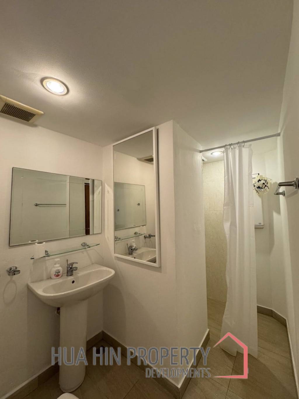 MILFORD PARADISE  HUA HIN : 2 bed beachfront condo with sea views