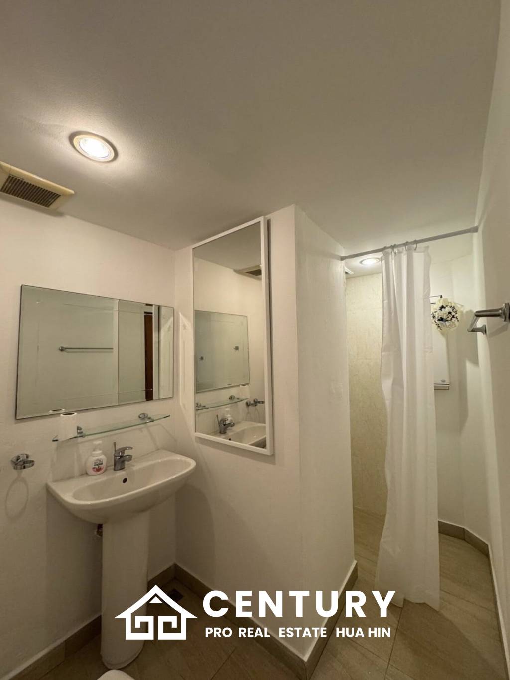 MILFORD PARADISE  HUA HIN : 2 bed beachfront condo with sea views