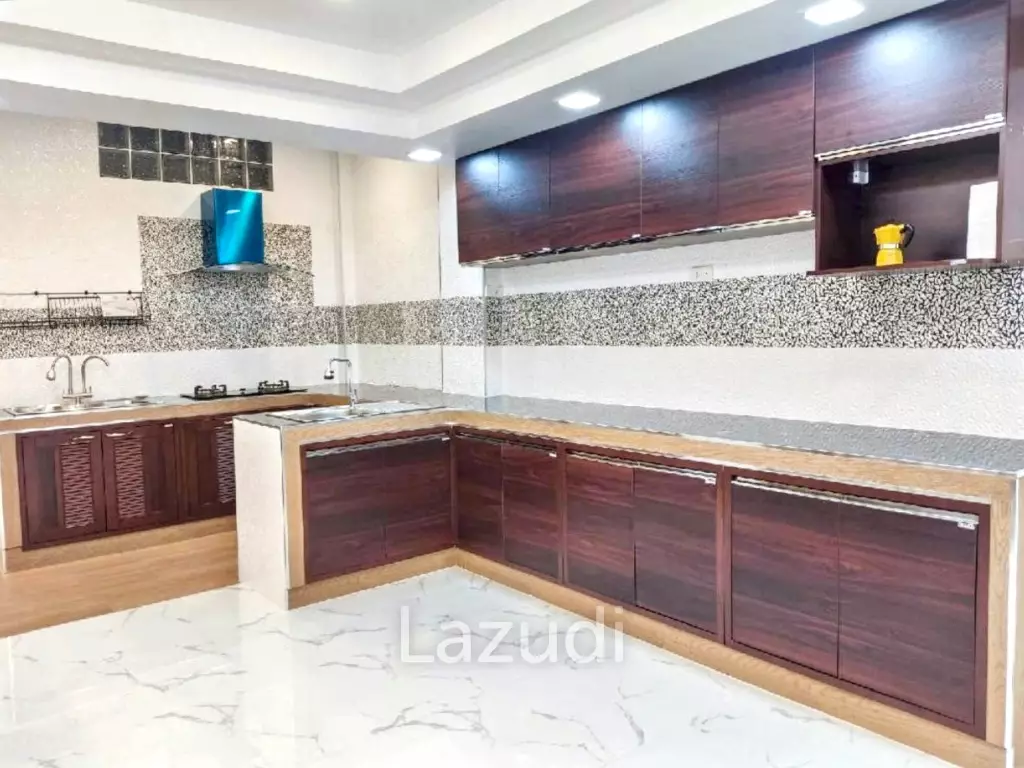 3 Bed 3 Bath 96 SQ.M Town home in Bang Chak