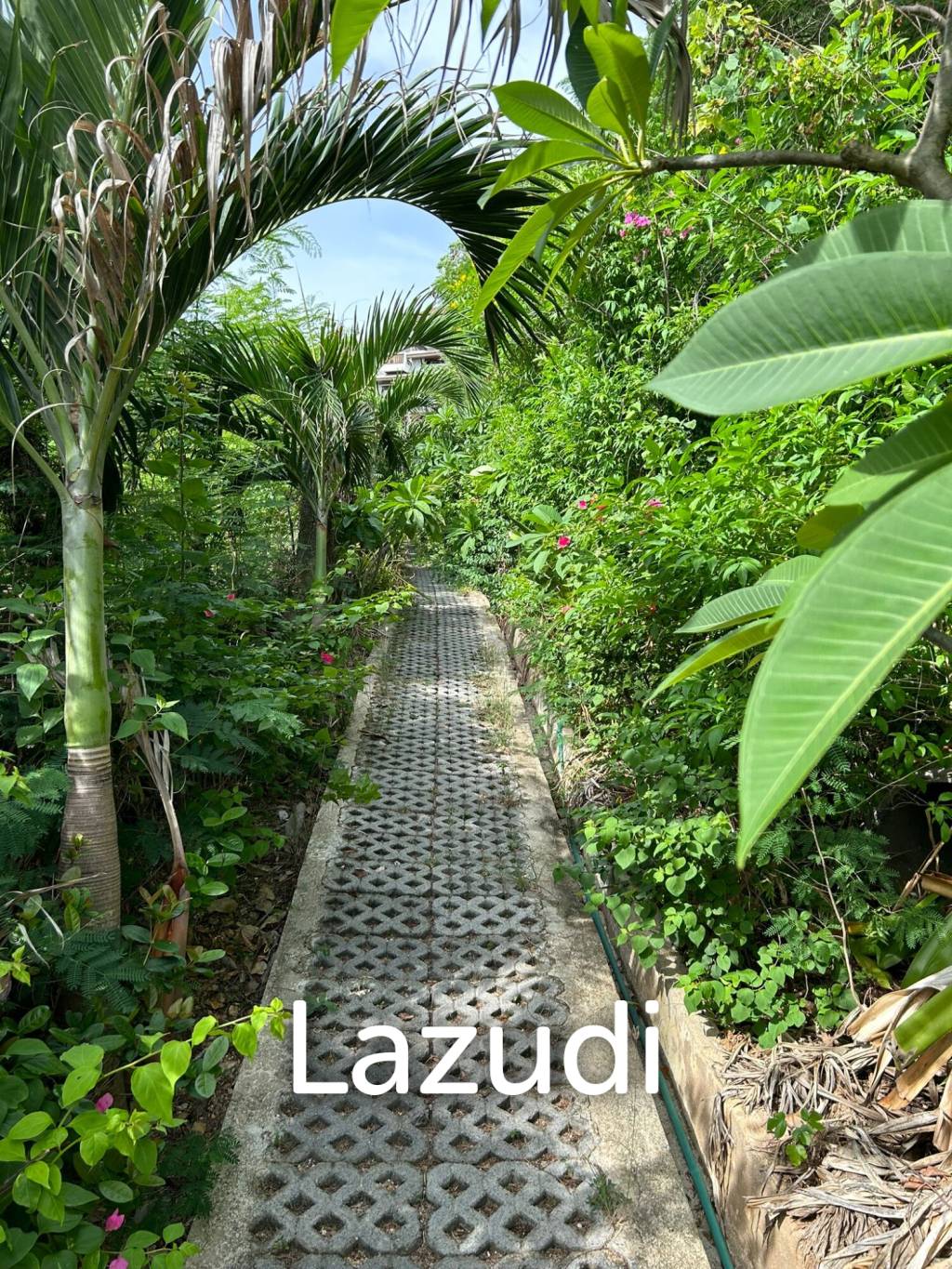 Exceptional Location with Direct Beach Access – Ideal for a Luxury Villa