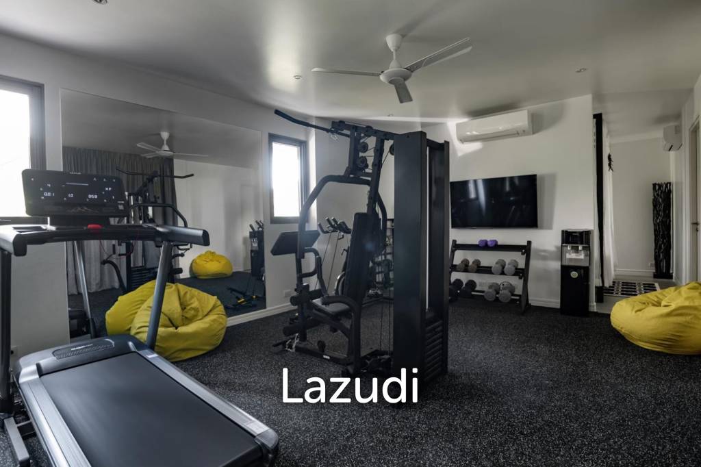 Villa Poseidon’s Penthouse – Luxury Seaside Retreat