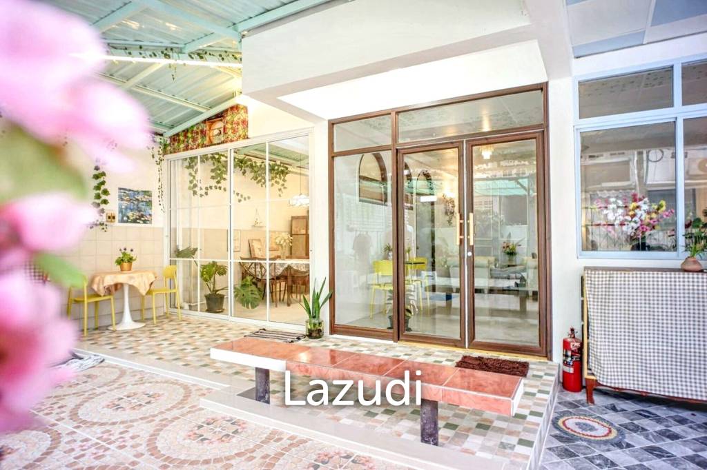 4 Bedrooms 3 Bathrooms Town House in Lumpini