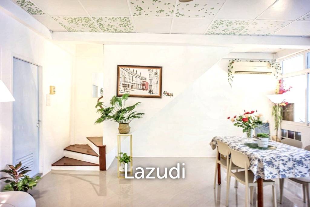 4 Bedrooms 3 Bathrooms Town House in Lumpini