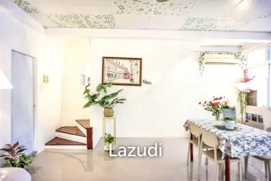 4 Bedrooms 3 Bathrooms Town House in Lumpini