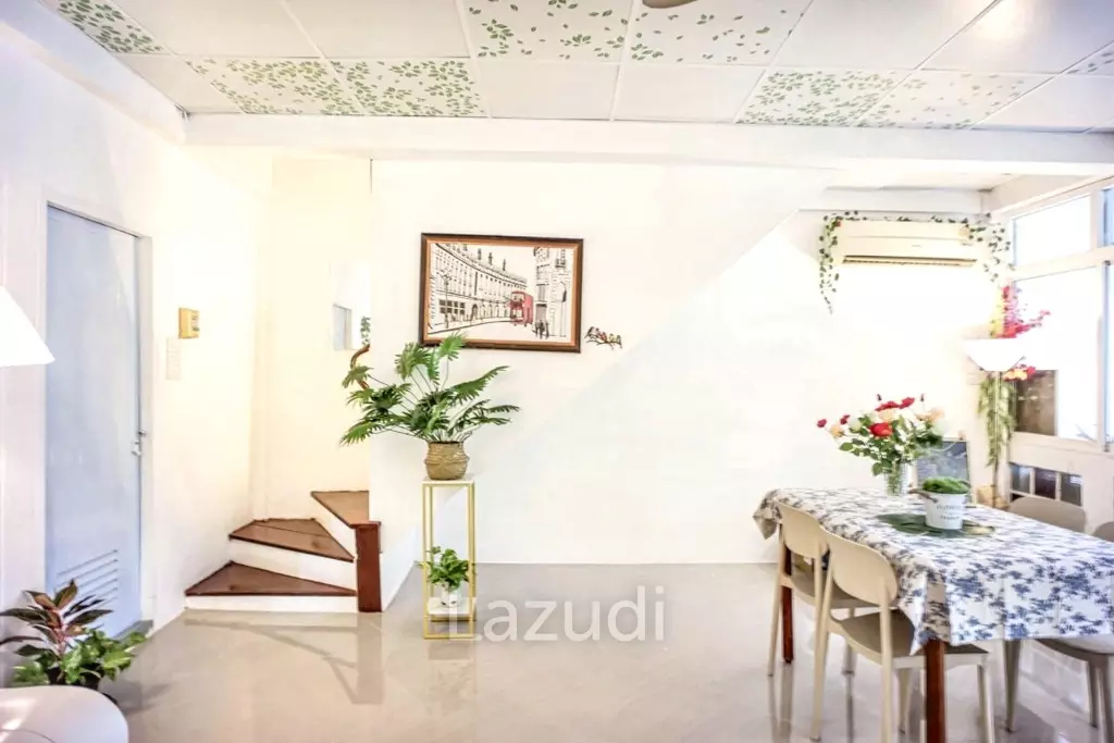 4 Bedrooms 3 Bathrooms Town House in Lumpini
