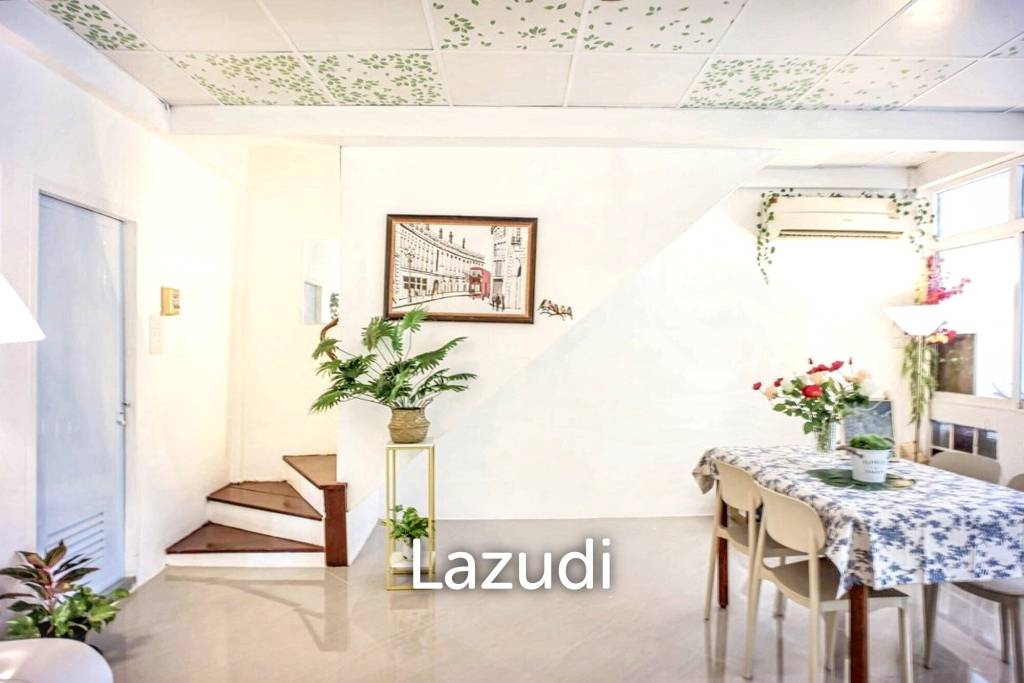 4 Bedrooms 3 Bathrooms Town House in Lumpini