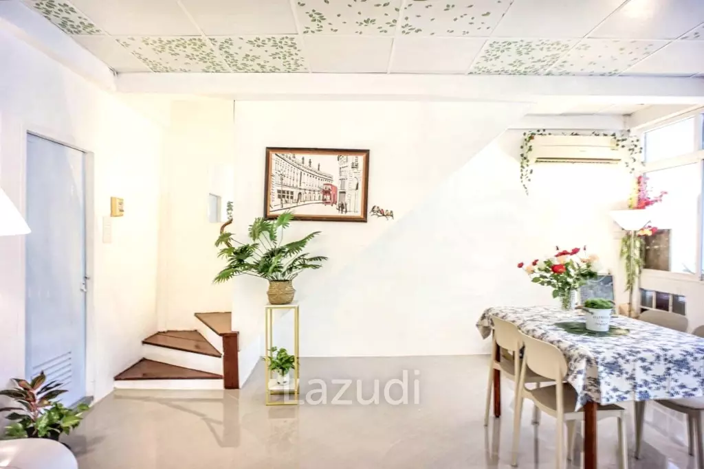4 Bedrooms 3 Bathrooms Town House in Lumpini