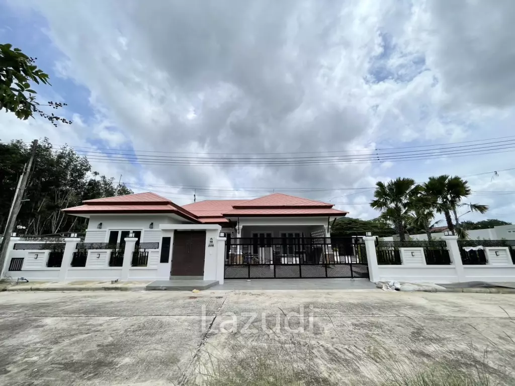 Renovated 4-Bedroom Pool Villa Near Headstart International School