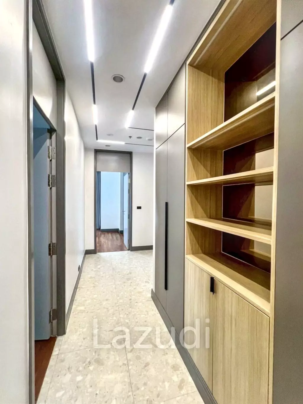 3 Beds 3 Baths 230 SQ.M Royal Residence Park