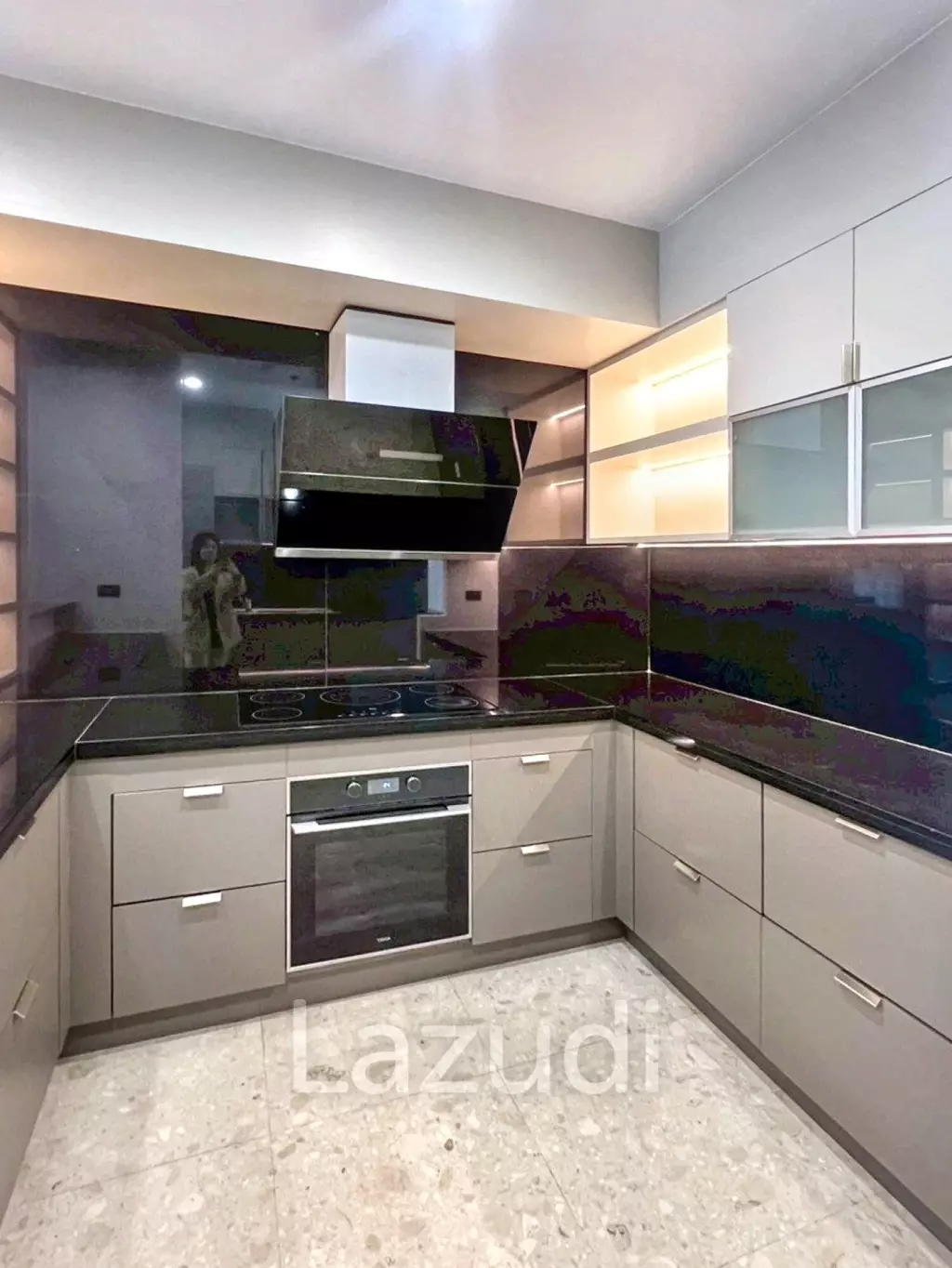 3 Beds 3 Baths 230 SQ.M Royal Residence Park