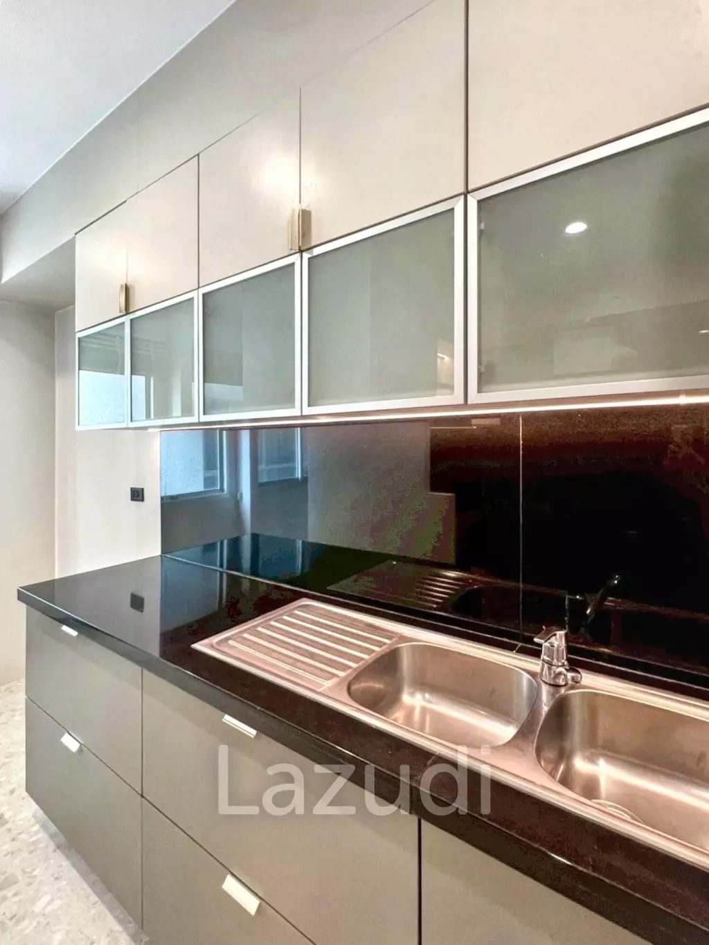 3 Beds 3 Baths 230 SQ.M Royal Residence Park