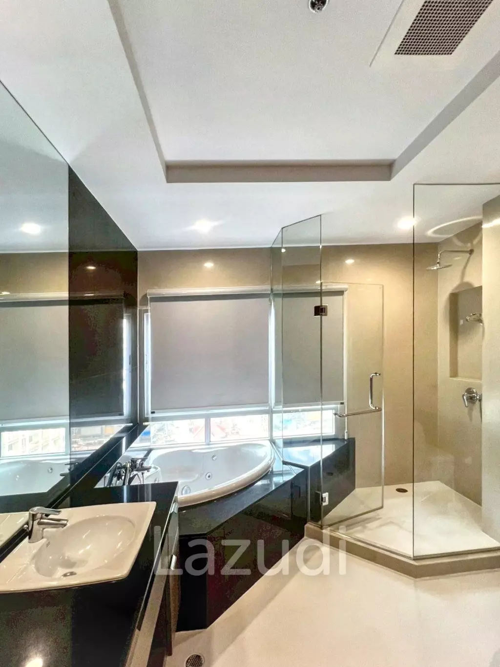 3 Beds 3 Baths 230 SQ.M Royal Residence Park