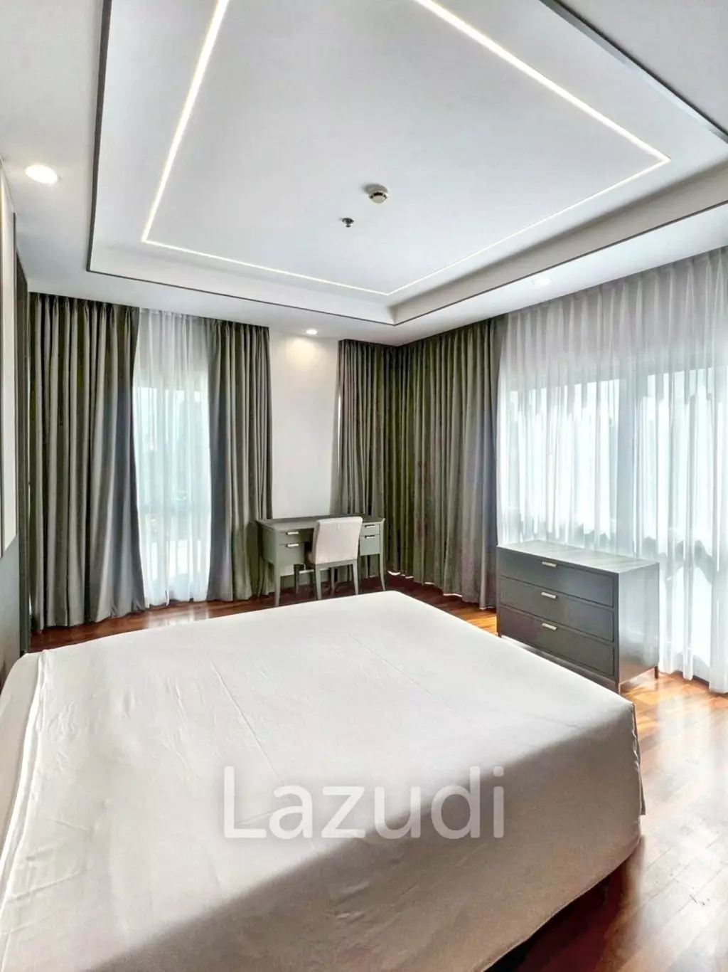 3 Beds 3 Baths 230 SQ.M Royal Residence Park