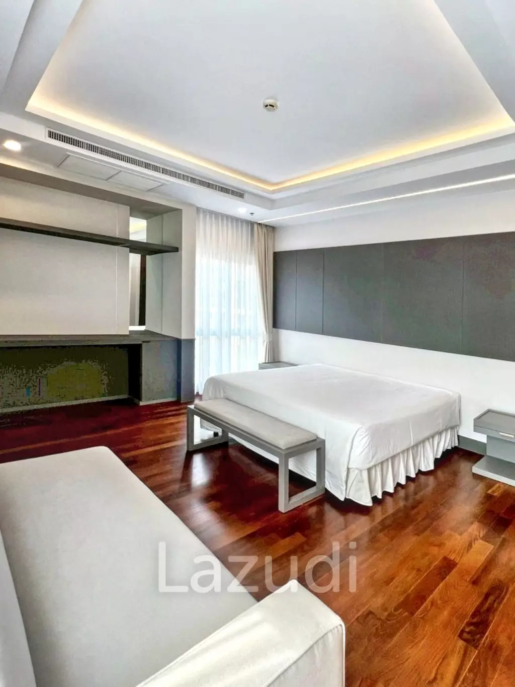 3 Beds 3 Baths 230 SQ.M Royal Residence Park
