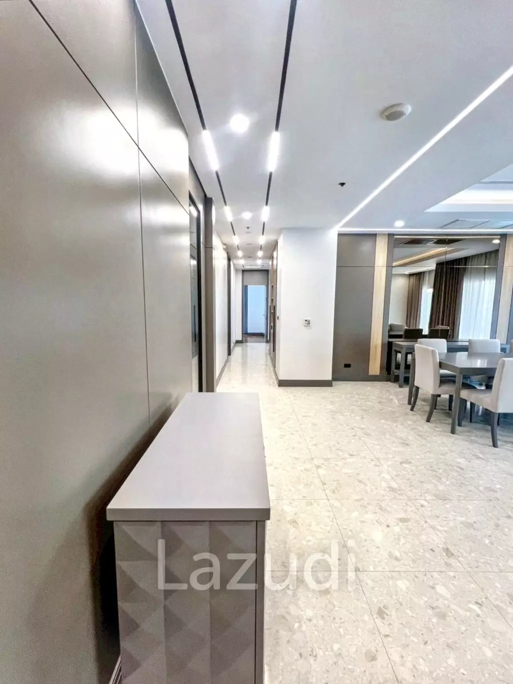 3 Beds 3 Baths 230 SQ.M Royal Residence Park