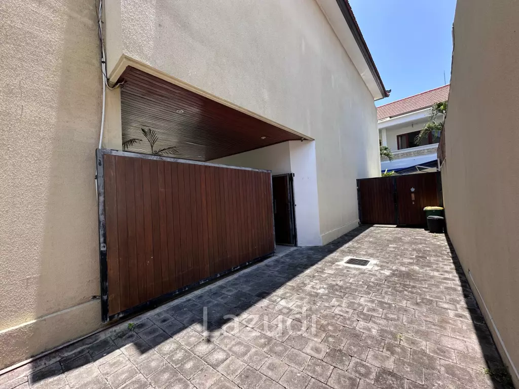 Prime Location Non beach side 3BR VILLA SANUR