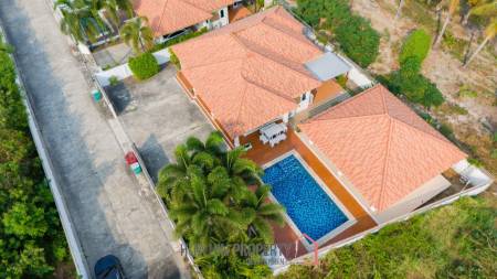 4 Bed Lovely Villa  Good Value  pool villa on end corner plot
