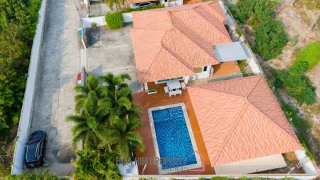 4 Bed Lovely Villa  Good Value  pool villa on end corner plot