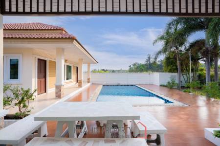 4 Bed Lovely Villa  Good Value  pool villa on end corner plot