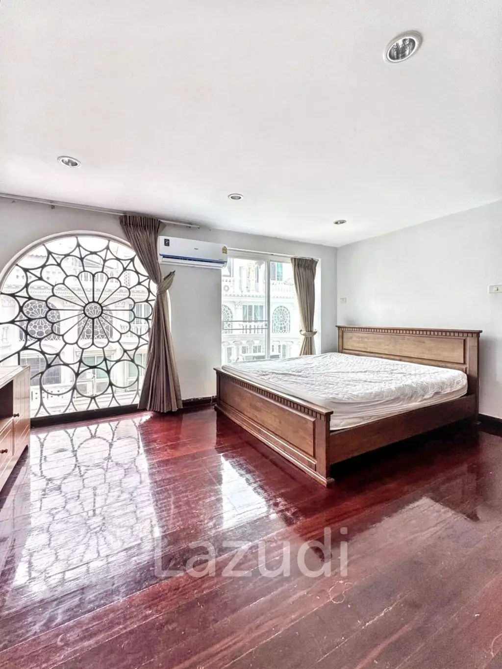 4 Bedroom 6 Bathroom 28 Sq.w Leo Classic Place