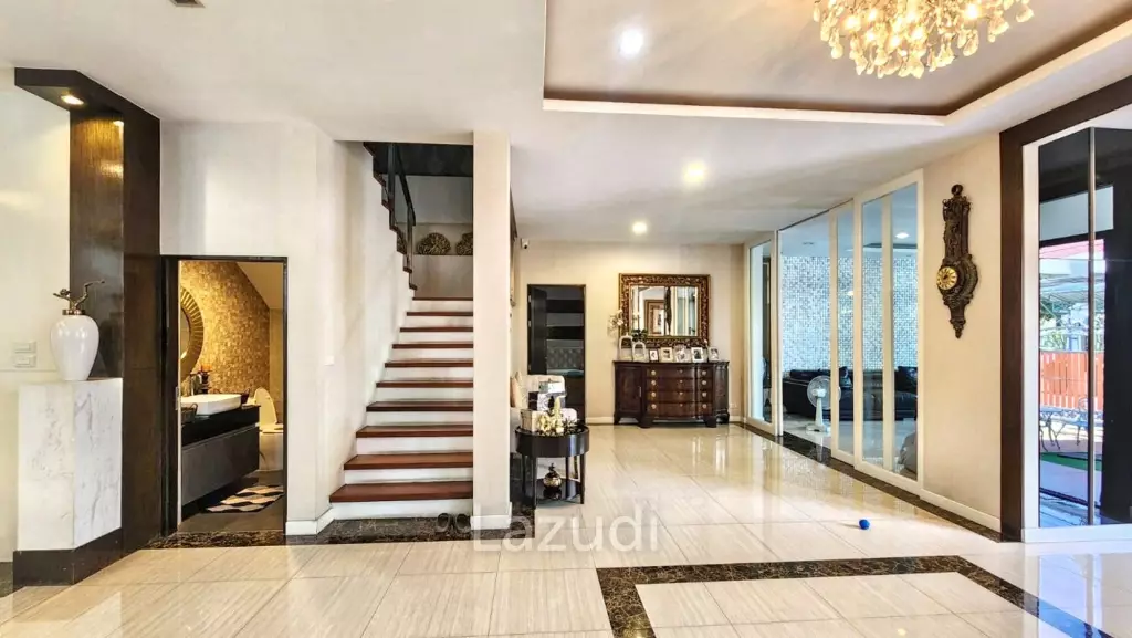 Family-Friendly Villa at Sukhumvit, Phrom Pong, Bangkok