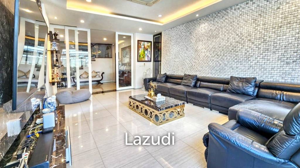 Family-Friendly Villa at Sukhumvit, Phrom Pong, Bangkok