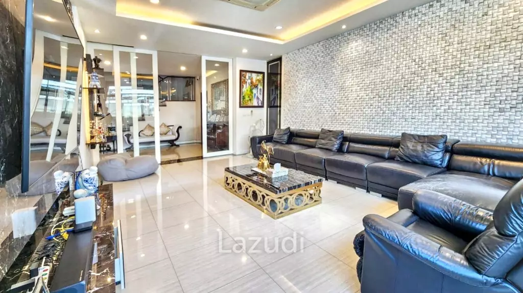 Family-Friendly Villa at Sukhumvit, Phrom Pong, Bangkok