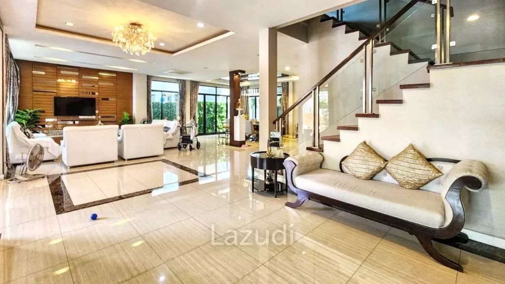 Family-Friendly Villa at Sukhumvit, Phrom Pong, Bangkok