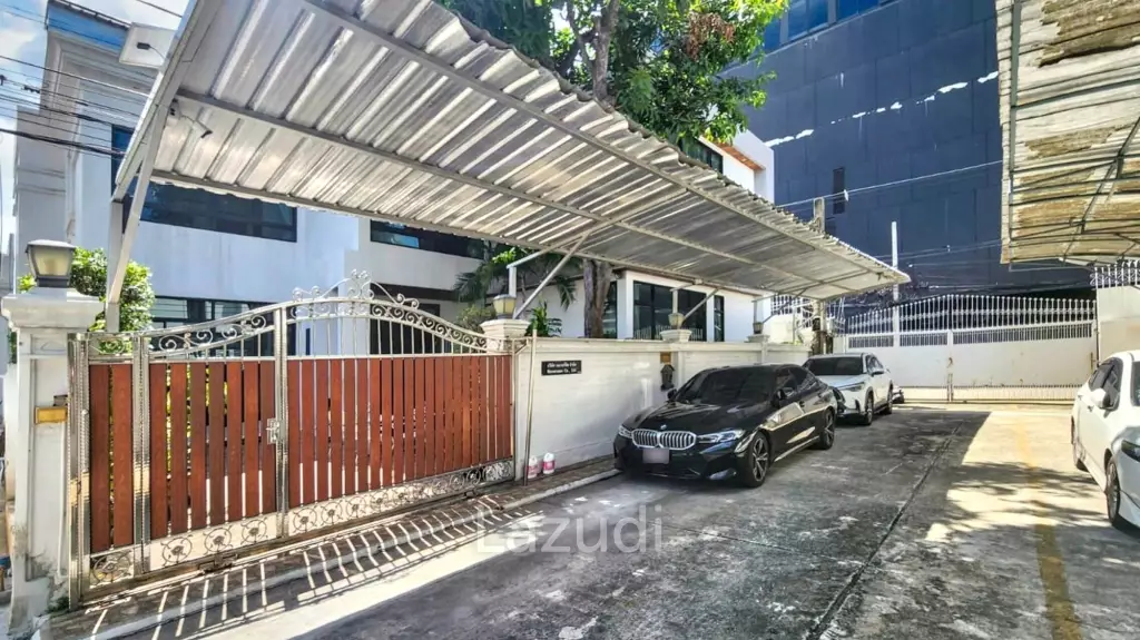 Family-Friendly Villa at Sukhumvit, Phrom Pong, Bangkok