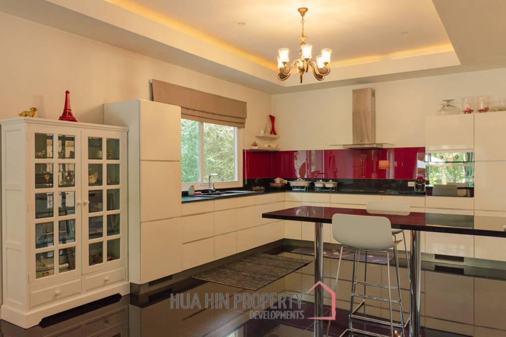 GROVE RESIDENCE HUA HIN : Luxurious 5-Bedroom Villa with quality furnished