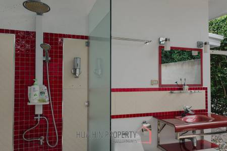 GROVE RESIDENCE HUA HIN : Luxurious 5-Bedroom Villa with quality furnished