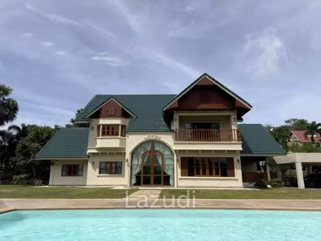 Spacious 5-Bedroom Pool Villa with Panoramic Mountain Views In Chalong