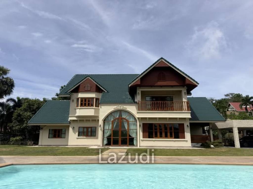 Spacious 5-Bedroom Pool Villa with Panoramic Mountain Views In Chalong