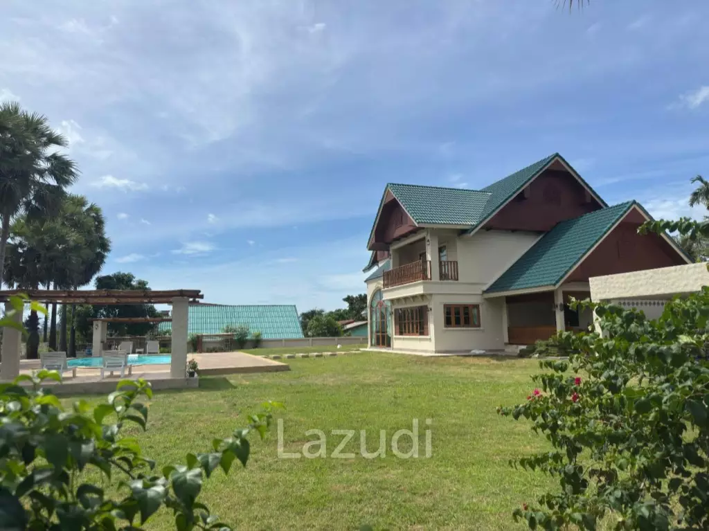 Spacious 5-Bedroom Pool Villa with Panoramic Mountain Views In Chalong