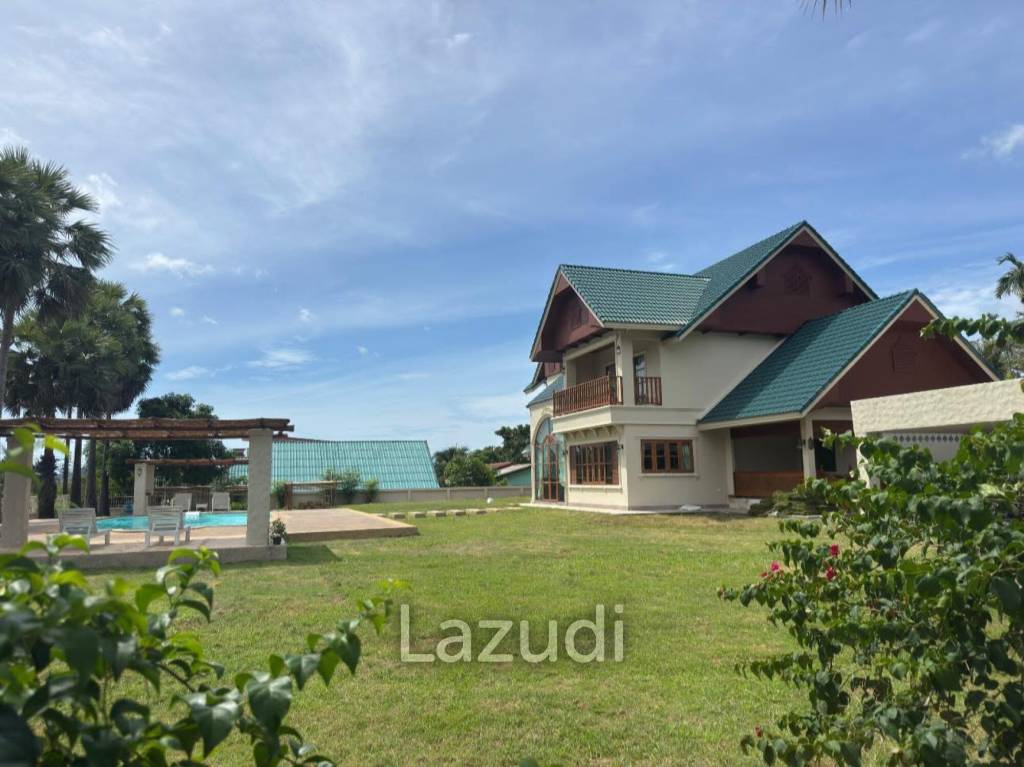 Spacious 5-Bedroom Pool Villa with Panoramic Mountain Views In Chalong